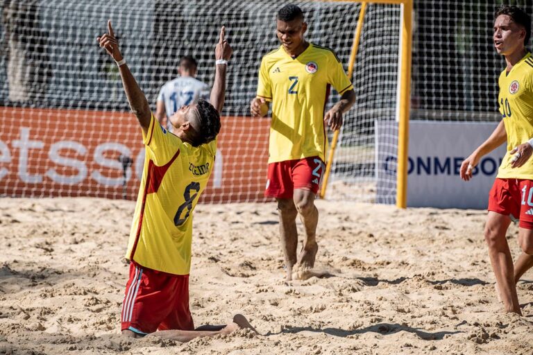 COLOMBIA-CELEBRA-FUTBOL-PLAYA-CONMEBOL-768x512